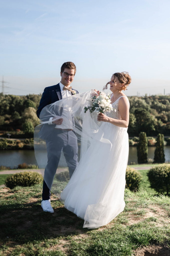 Natürliches Hochzeitsfoto im Grünen bei gutem Wetter von Pärchen